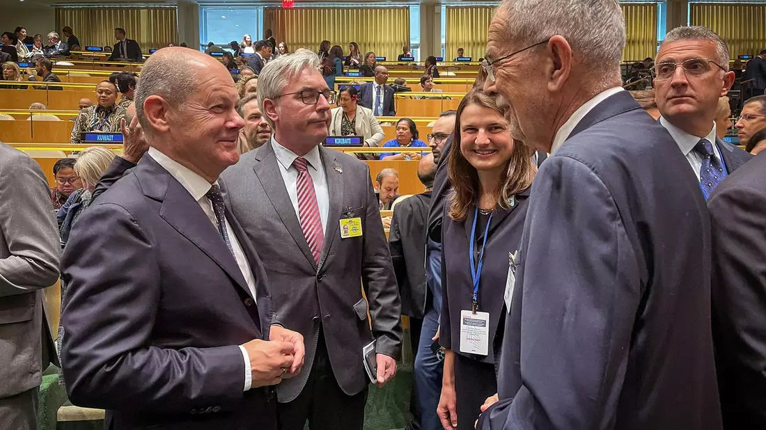 Alexander Van der Bellen (r), Bundespräsident von Österreich, im Gespräch mit Olaf Scholz . - Bild: -/APA/PRK/dpa