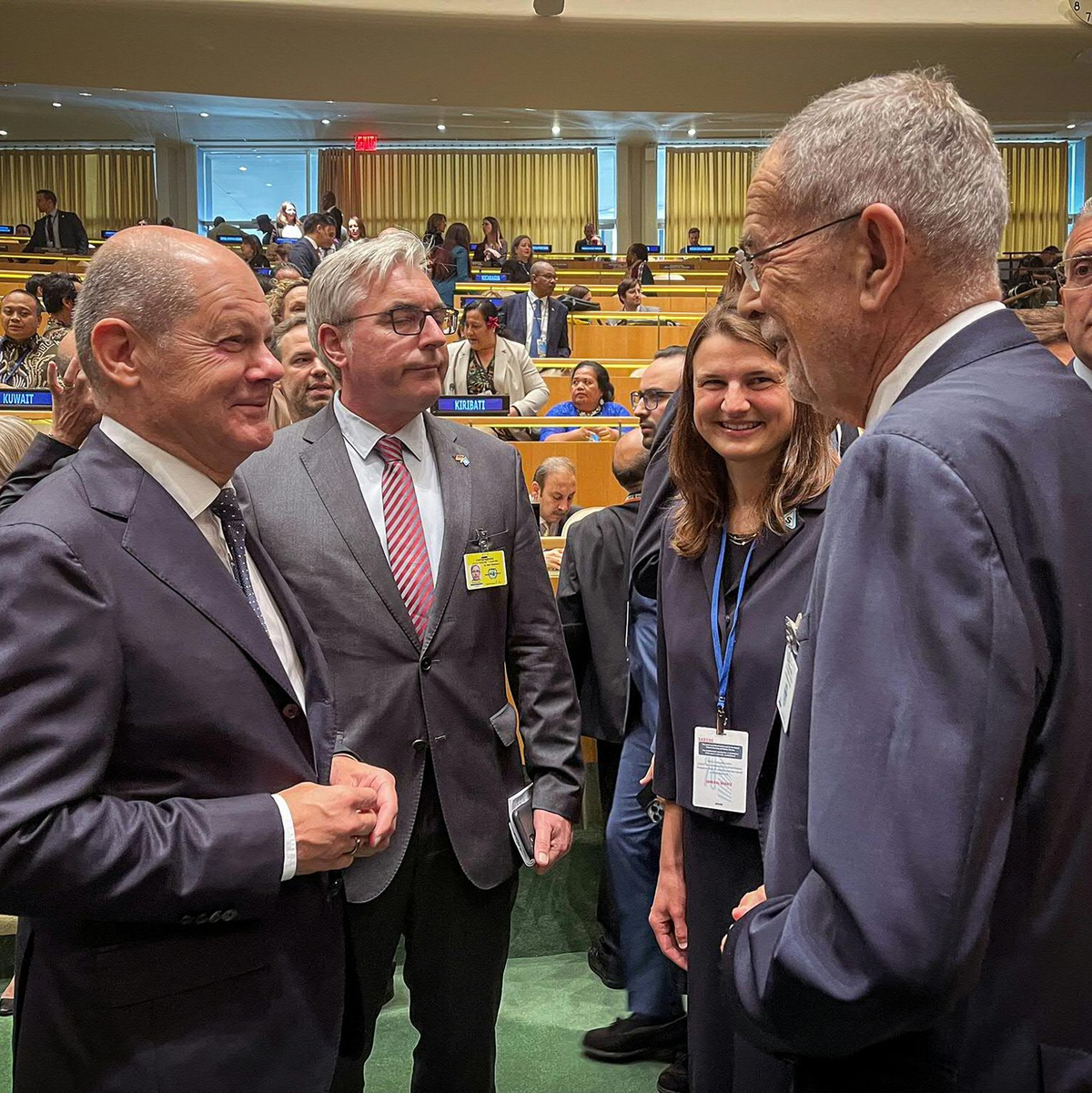 Alexander Van der Bellen (r), Bundespräsident von Österreich, im Gespräch mit Olaf Scholz . - Foto: -/APA/PRK/dpa