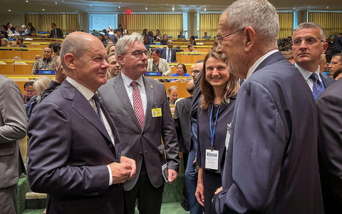 Alexander Van der Bellen (r), Bundespräsident von Österreich, im Gespräch mit Olaf Scholz . - Foto: -/APA/PRK/dpa