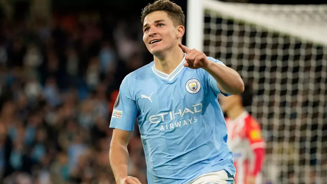 Julian Alvarez jubelt nach seinem Treffer für Manchester City. - Bild: Dave Thompson/AP/dpa