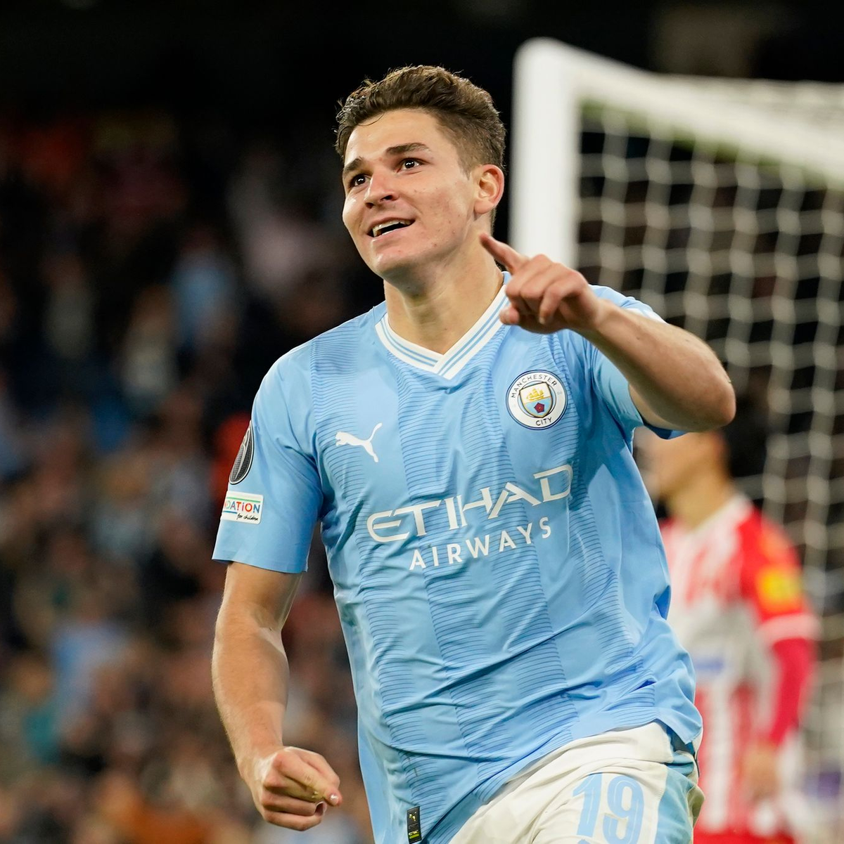 Julian Alvarez jubelt nach seinem Treffer für Manchester City. - Foto: Dave Thompson/AP/dpa