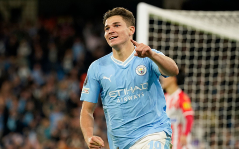 Julian Alvarez jubelt nach seinem Treffer für Manchester City. - Foto: Dave Thompson/AP/dpa