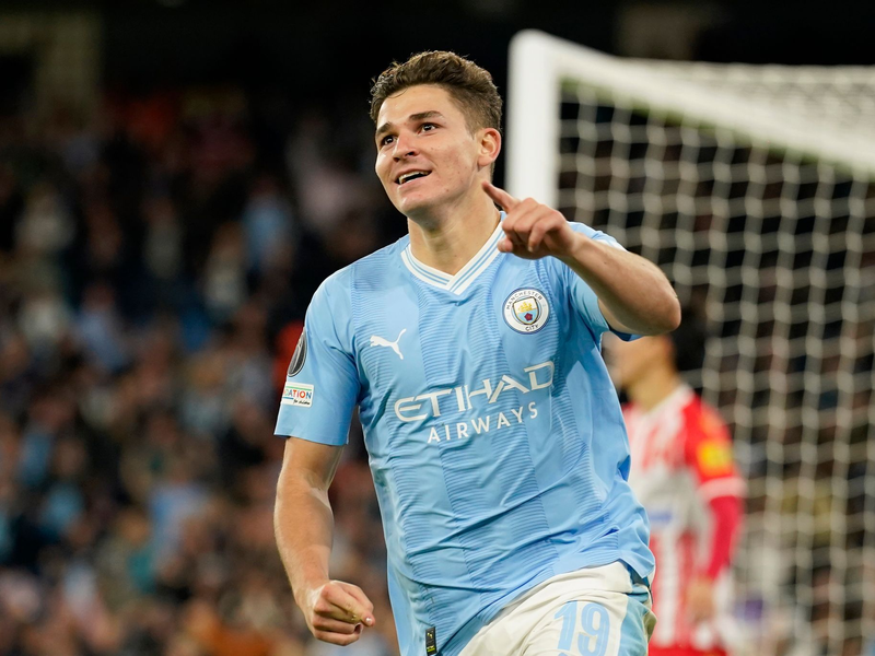Julian Alvarez jubelt nach seinem Treffer für Manchester City. - Foto: Dave Thompson/AP/dpa