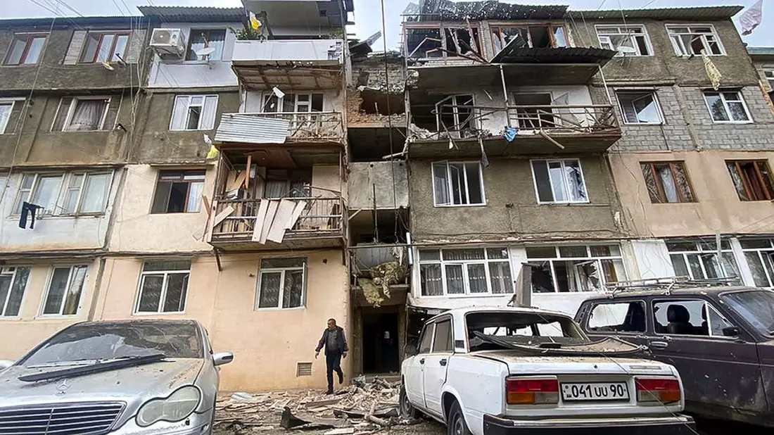 Ein beschädigtes Wohnhaus in Stepanakert nach dem Beschuss. - Bild: Siranush Sargsyan/AP/dpa