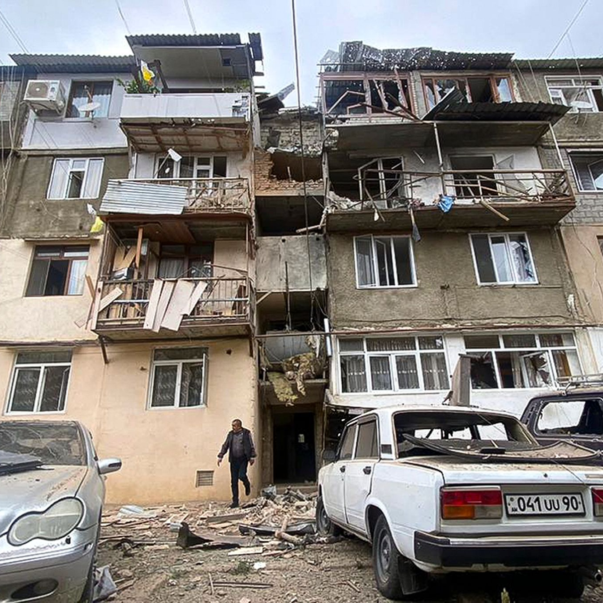 Ein beschädigtes Wohnhaus in Stepanakert nach dem Beschuss. - Foto: Siranush Sargsyan/AP/dpa