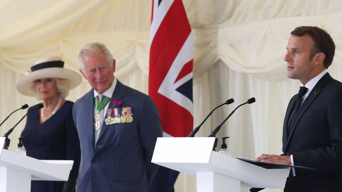 König Charles III. und seine Gemahlin Camilla treffen Frankreichs Staatschef Emmanuel Macron (r). - Foto: Jonathan Brady/PA Wire/dpa