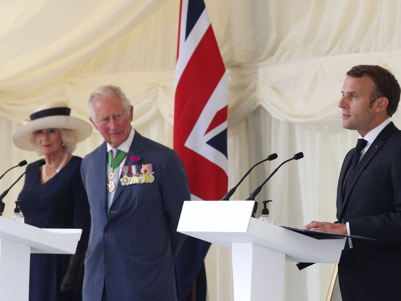 König Charles III. und seine Gemahlin Camilla treffen Frankreichs Staatschef Emmanuel Macron (r). - Foto: Jonathan Brady/PA Wire/dpa