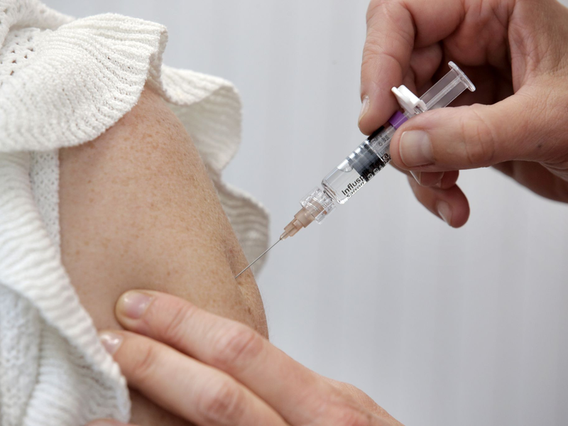 Im Zeitfenster von Oktober bis Mitte Dezember wird gefährdeten Gruppen zur Grippeschutzimpfung geraten. - Foto: Stephan Jansen/dpa