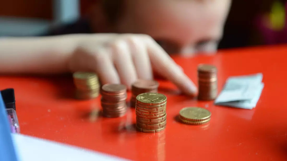 Lehrkräfte berichten von einem sichtbaren Anstieg der Kinderarmut und von Ängsten und Sorgen, die sie bei ihren Schülerinnen und Schülern beobachten. - Bild: Jens Kalaene/dpa-Zentralbild/dpa