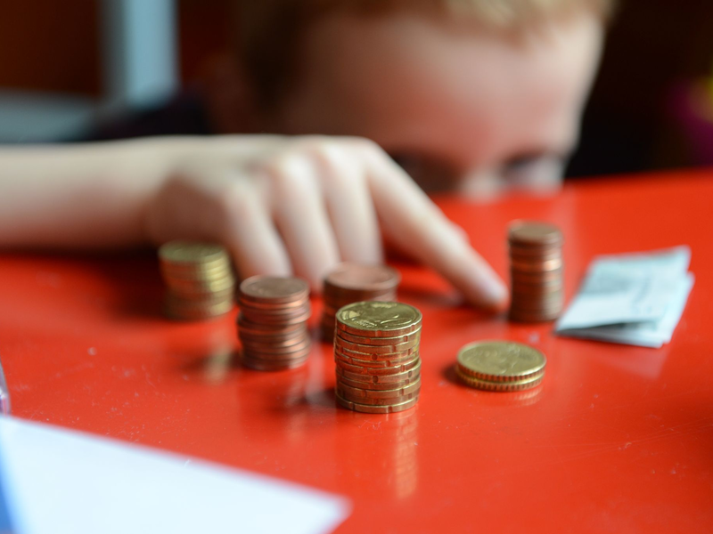 Lehrkräfte berichten von einem sichtbaren Anstieg der Kinderarmut und von Ängsten und Sorgen, die sie bei ihren Schülerinnen und Schülern beobachten. - Foto: Jens Kalaene/dpa-Zentralbild/dpa