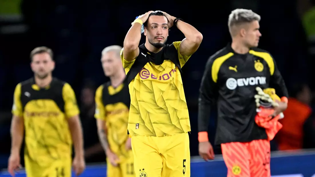 Die Dortmunder Spieler haben den Champions-League-Start in Paris verpatzt. - Bild: Federico Gambarini/dpa