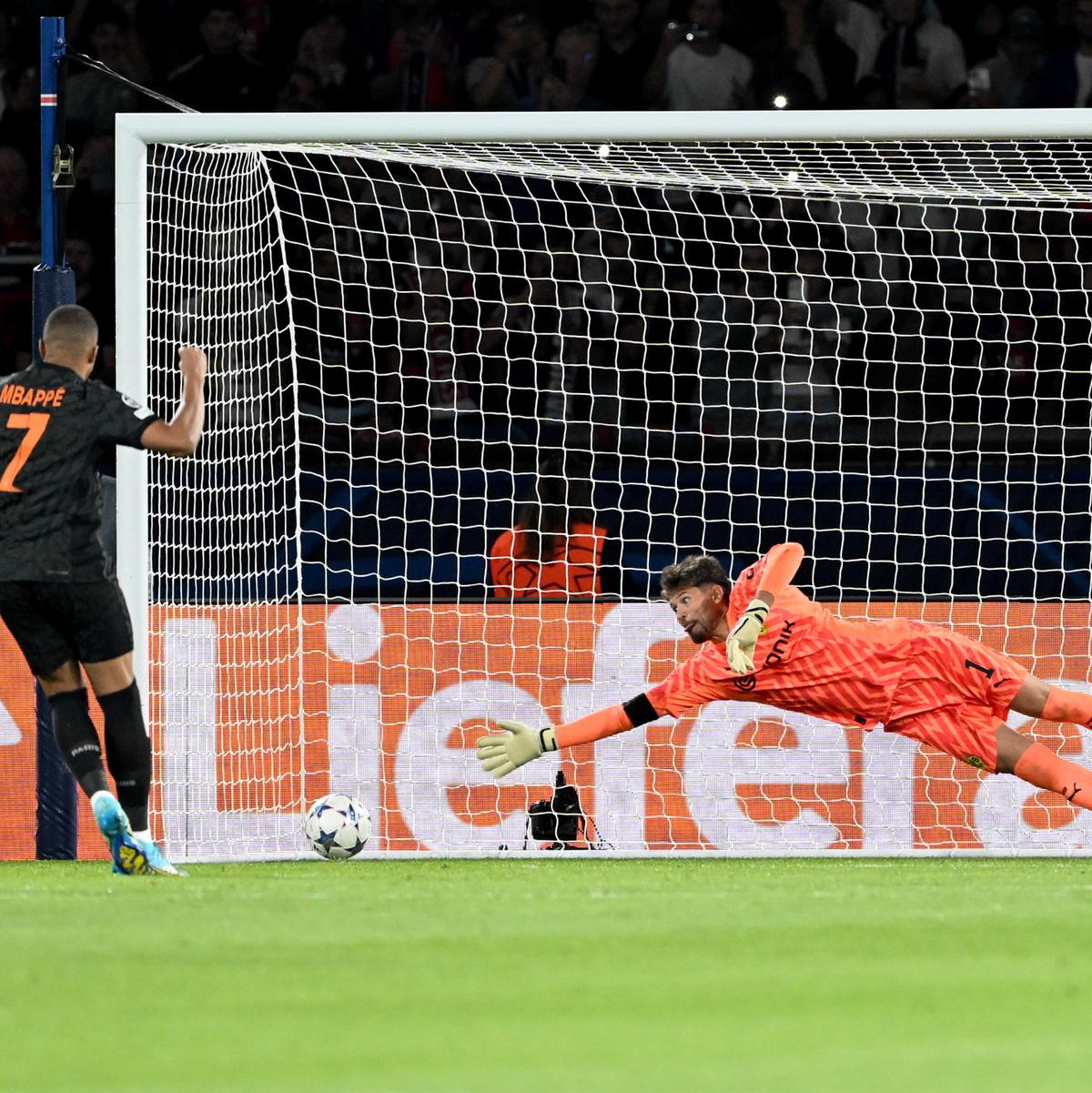 Kylian Mbappé erzielt per Elfmeter den Treffer zum 1:0 für von Paris Saint-Germain. - Foto: Federico Gambarini/dpa