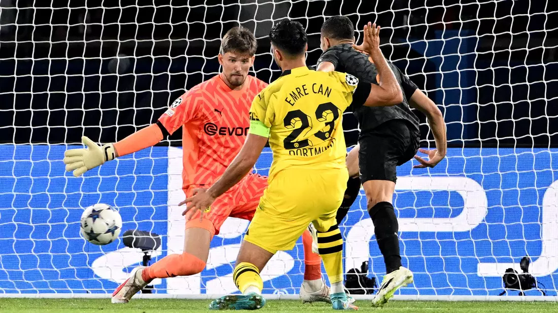 Achraf Hakimi (r) von Paris Saint-Germain trifft zum 2:0 gegen den BVB. - Bild: Federico Gambarini/dpa