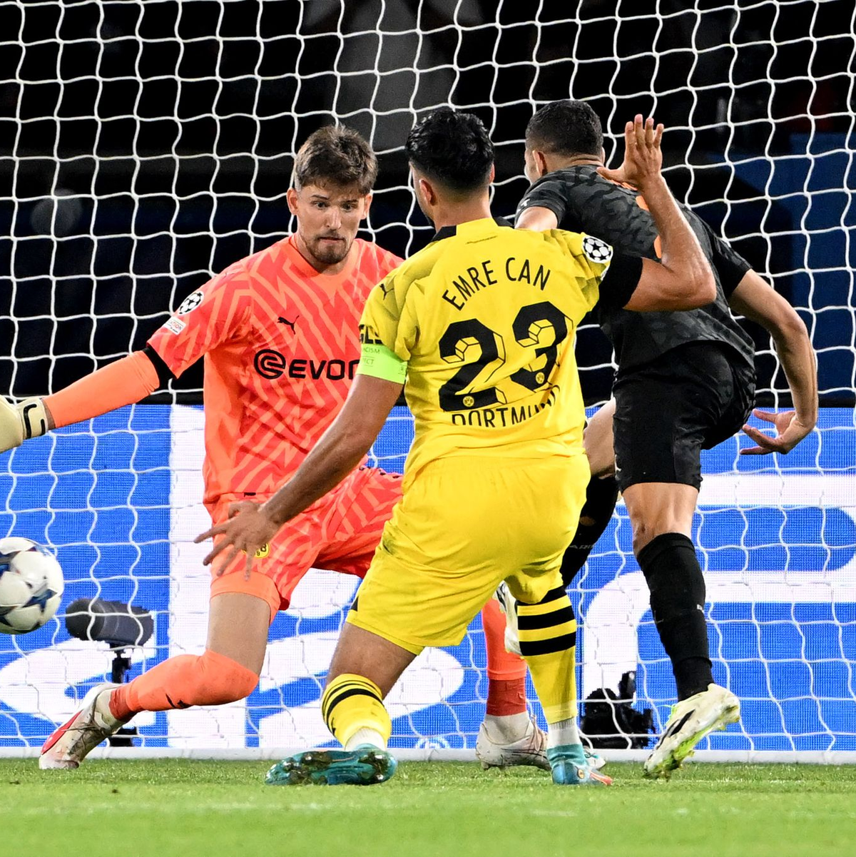 Achraf Hakimi (r) von Paris Saint-Germain trifft zum 2:0 gegen den BVB. - Foto: Federico Gambarini/dpa