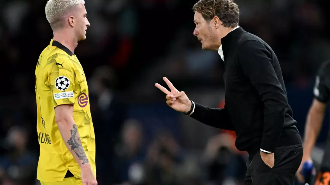 Dortmunds Trainer Edin Terzic gibt Marco Reus taktische Anweisungen. - Bild: Federico Gambarini/dpa