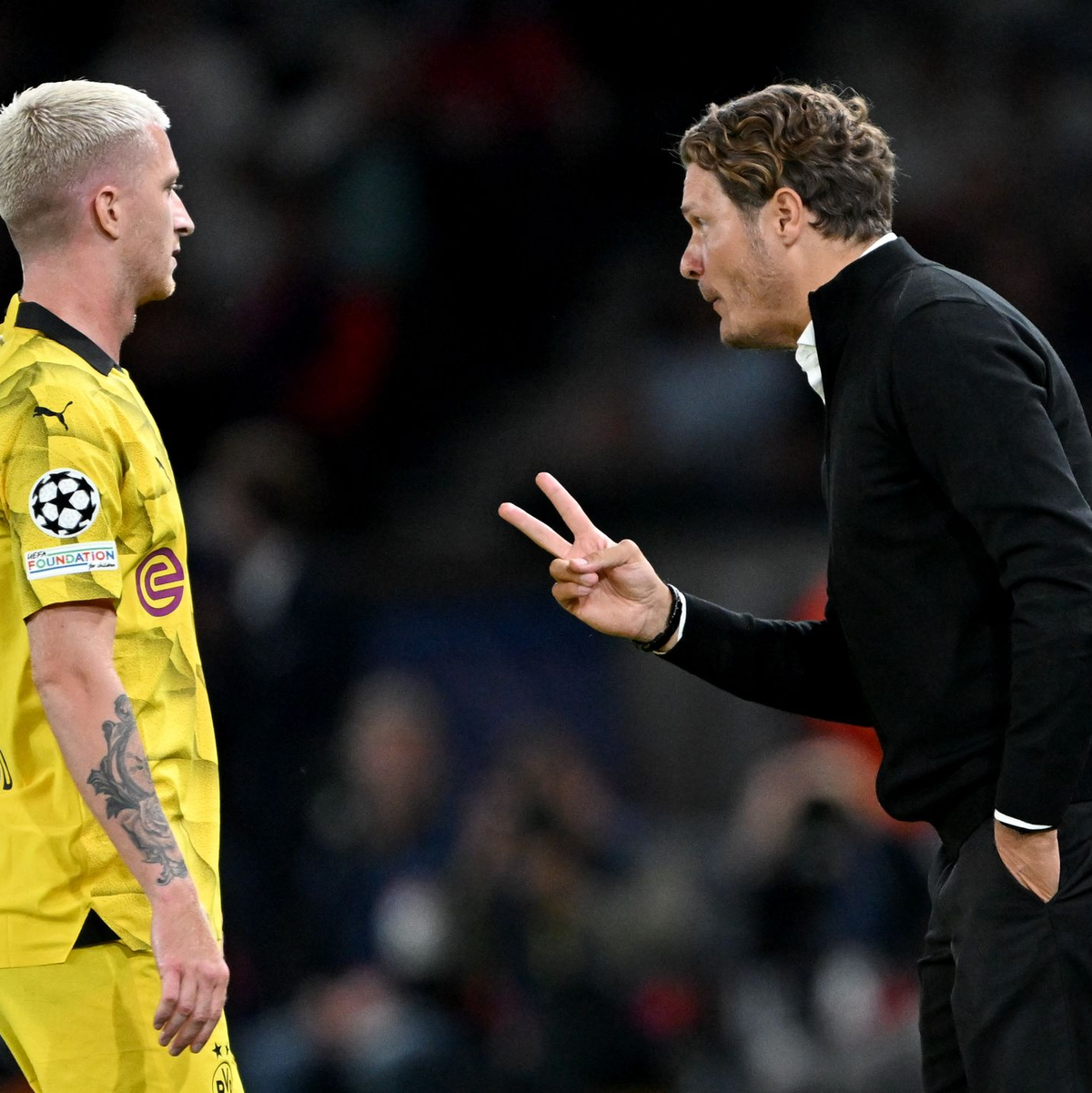 Dortmunds Trainer Edin Terzic gibt Marco Reus taktische Anweisungen. - Foto: Federico Gambarini/dpa