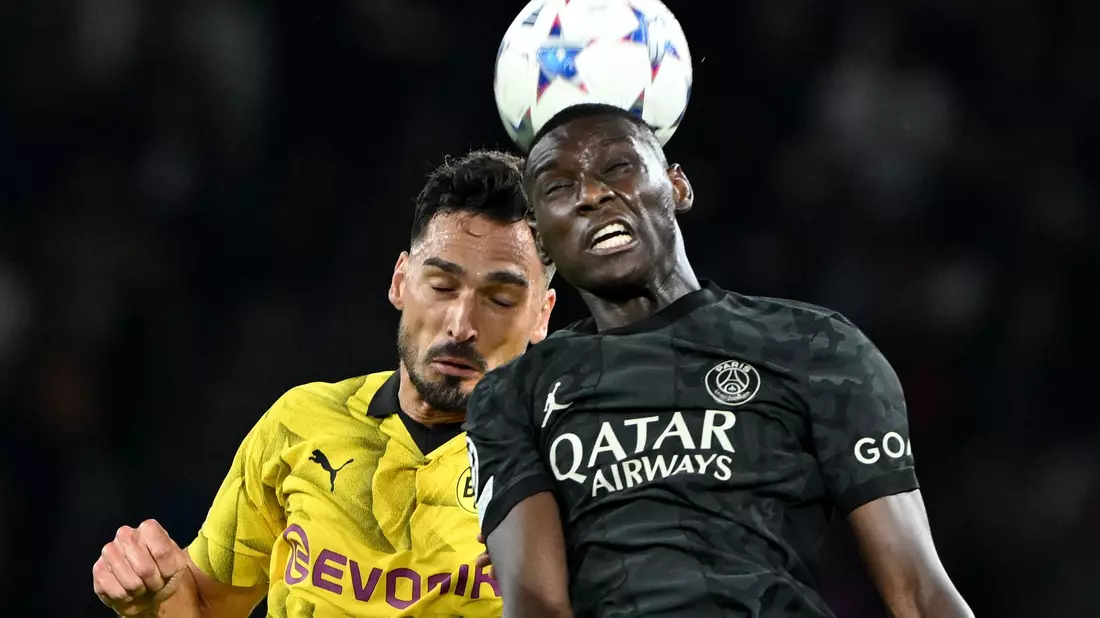 Dortmunds Mats Hummels (l) und Randal Kolo Muani von Paris Saint-Germain beim Kopfballduell. - Bild: Federico Gambarini/dpa