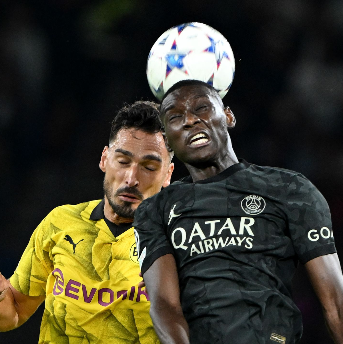 Dortmunds Mats Hummels (l) und Randal Kolo Muani von Paris Saint-Germain beim Kopfballduell. - Foto: Federico Gambarini/dpa