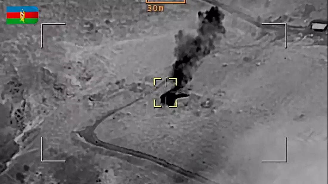 Videostandbild des aserbaidschanischen Verteidigungsministeriums. Hier sollen armenischen Streitkräfte angegriffen worden sein. - Bild: Uncredited/Defense Ministry of Azerbaijan/AP/dpa