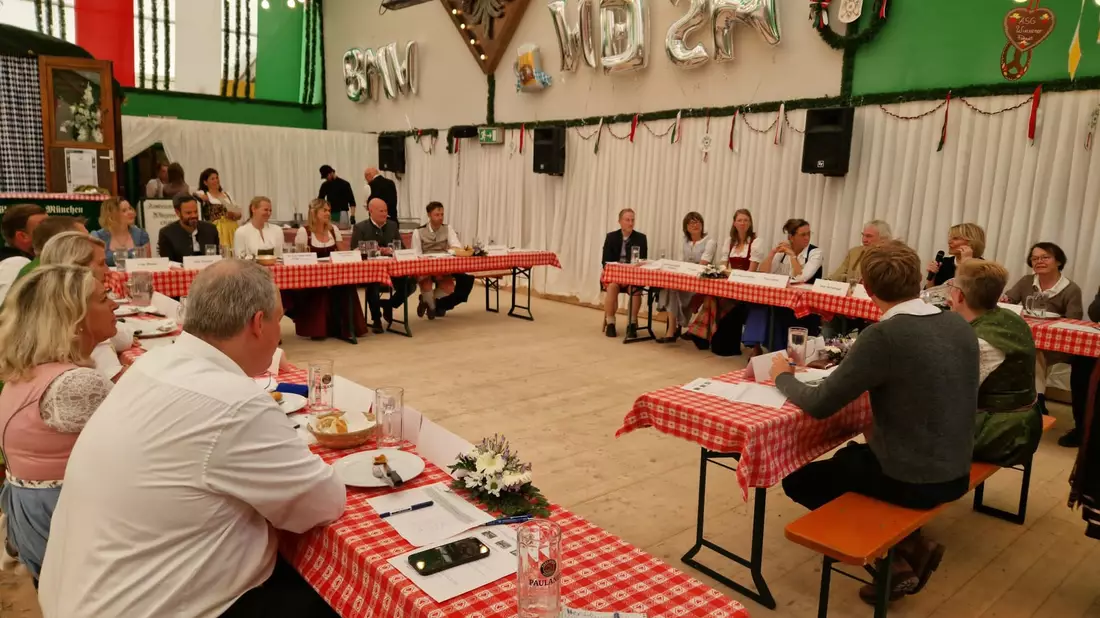 Die Wurstprüfungskommission prüft den Geschmack von Schweinswürsten. - Bild: -/Kreisverwaltungsreferat München/dpa