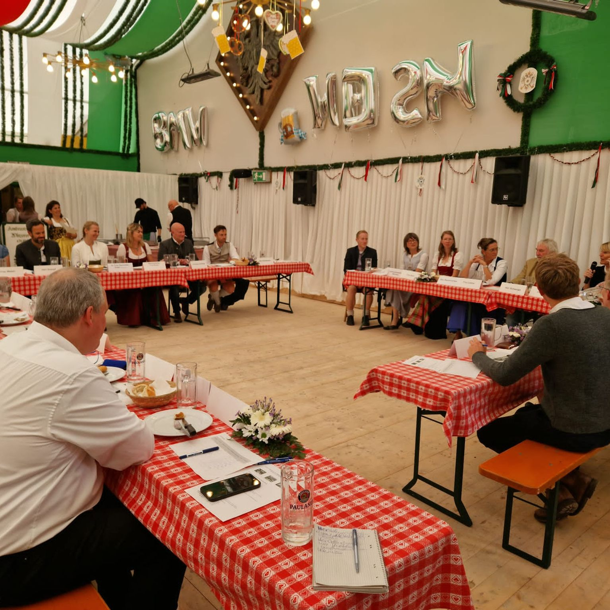 Die Wurstprüfungskommission prüft den Geschmack von Schweinswürsten. - Foto: -/Kreisverwaltungsreferat München/dpa