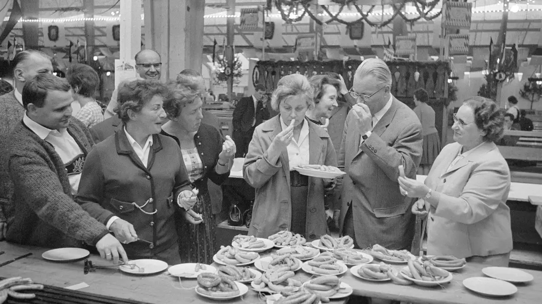 Die Wurstprüfungskommission auf dem Oktoberfest im Jahr 1973. - Bild: Rudi Dix/Stadt München/dpa