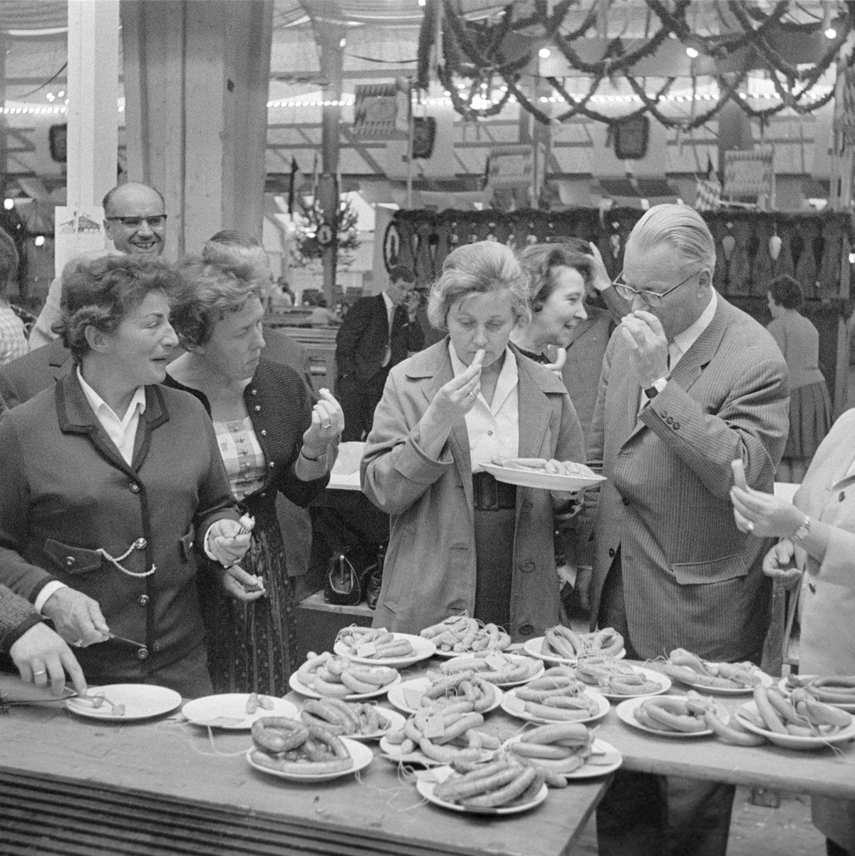 Die Wurstprüfungskommission auf dem Oktoberfest im Jahr 1973. - Foto: Rudi Dix/Stadt München/dpa