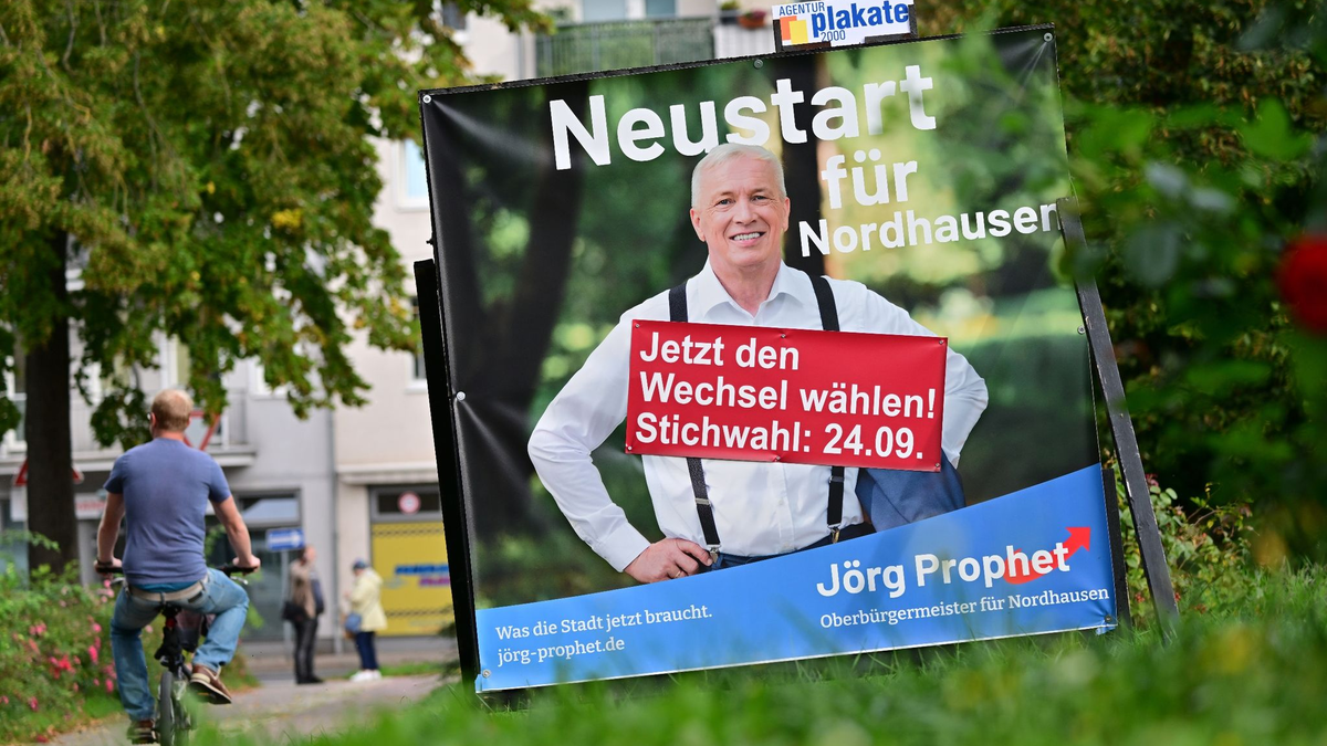 Wahlplakat von Jörg Prophet. Die Stichwahl zur Oberbürgermeisterwahl in Nordhausen findet am 24. September statt. - Foto: Martin Schutt/dpa