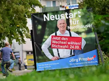 Wahlplakat von Jörg Prophet. Die Stichwahl zur Oberbürgermeisterwahl in Nordhausen findet am 24. September statt. - Foto: Martin Schutt/dpa