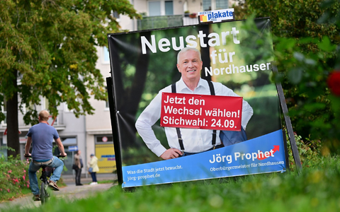Wahlplakat von Jörg Prophet. Die Stichwahl zur Oberbürgermeisterwahl in Nordhausen findet am 24. September statt. - Foto: Martin Schutt/dpa