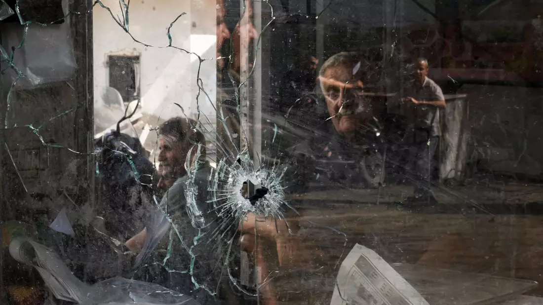 Ein Einschussloch in einem Schaufenster nach einem israelischen Militärangriff im Flüchtlingslager Dschenin. - Bild: Majdi Mohammed/AP