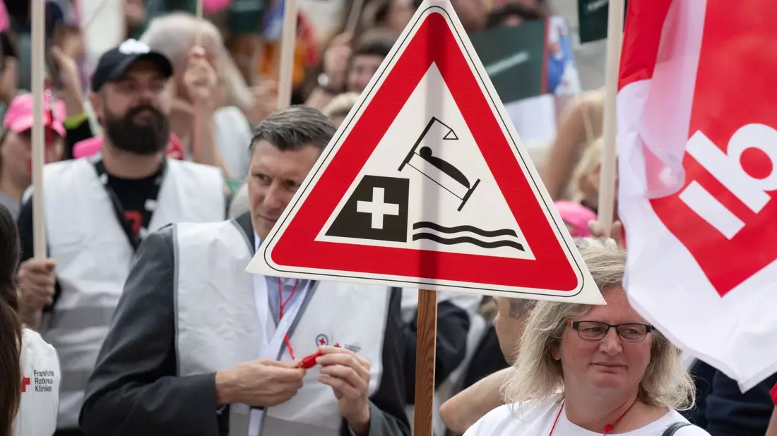 Unter dem Motto «Stoppt das Krankenhaussterben» hat die Deutsche Krankenhausgesellschaft Kundgebungen wie hier in Frankfurt am Main geladen. - Bild: Boris Roessler/dpa