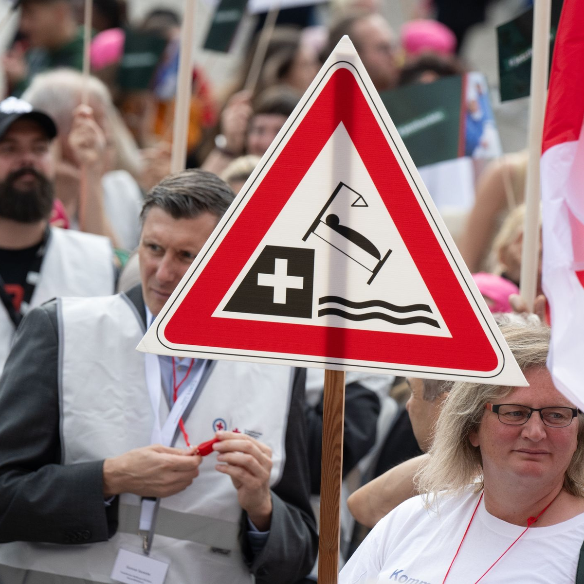 Unter dem Motto «Stoppt das Krankenhaussterben» hat die Deutsche Krankenhausgesellschaft Kundgebungen wie hier in Frankfurt am Main geladen. - Foto: Boris Roessler/dpa