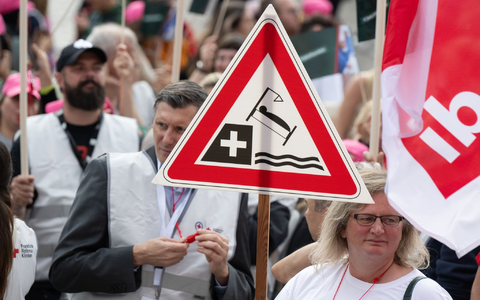 Unter dem Motto «Stoppt das Krankenhaussterben» hat die Deutsche Krankenhausgesellschaft Kundgebungen wie hier in Frankfurt am Main geladen. - Foto: Boris Roessler/dpa