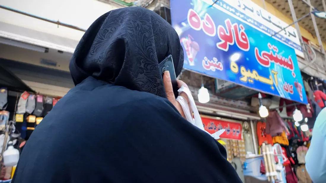 Im Iran sollen künftig drakonische Strafen bei Verstößen gegen die Kopftuchpflicht gelten. - Bild: Rouzbeh Fouladi/ZUMA Press Wire/dpa