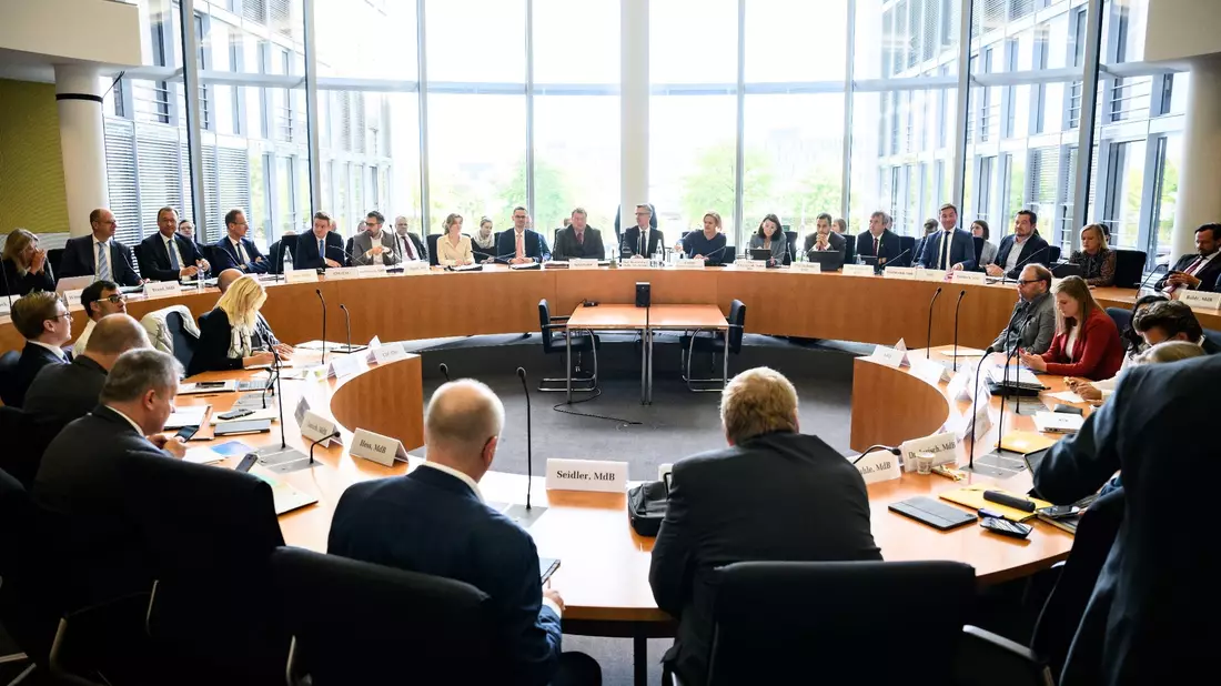 Nancy Faeser zu Beginn der Sitzung des Innenausschusses im Deutschen Bundestag. - Bild: Bernd von Jutrczenka/dpa