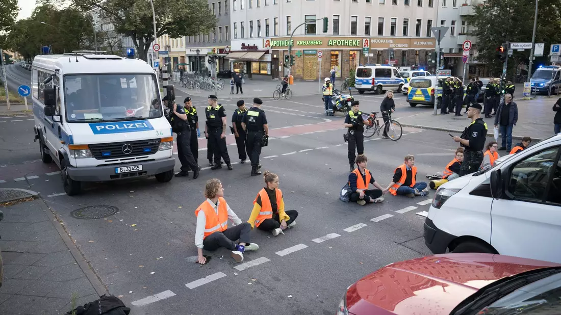 Aktivisten der Klimaschutzgruppe Letzte Generation während einer Straßenblockade auf dem Mehringdamm. - Bild: Sebastian Christoph Gollnow/dpa