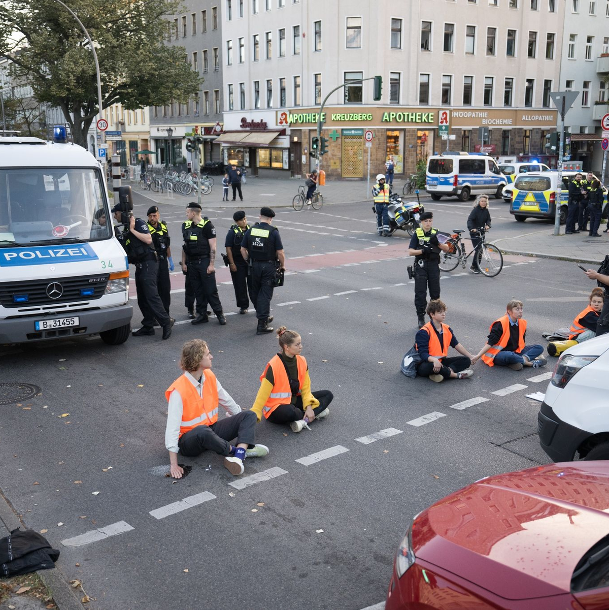 Aktivisten der Klimaschutzgruppe Letzte Generation während einer Straßenblockade auf dem Mehringdamm. - Foto: Sebastian Christoph Gollnow/dpa