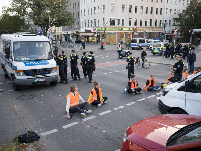 Beim Thema Rückführung von abgelehnten Asylbewerbern schlägt der Antrag einen deutlich zurückhaltenderen Ton an als Bundeskanzler Olaf Scholz. - Foto: Sebastian Christoph Gollnow/dpa