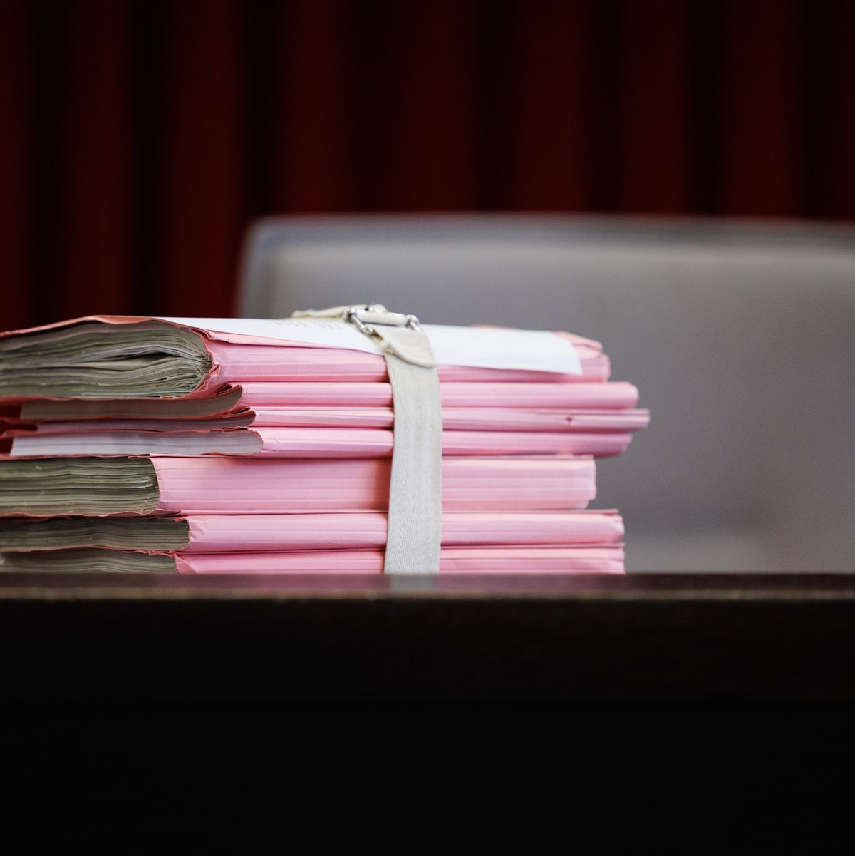 Wilfried W. steht in einem Saal vom Landgericht Paderborn. - Foto: Friso Gentsch/dpa
