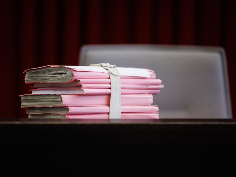 Wilfried W. steht in einem Saal vom Landgericht Paderborn. - Foto: Friso Gentsch/dpa