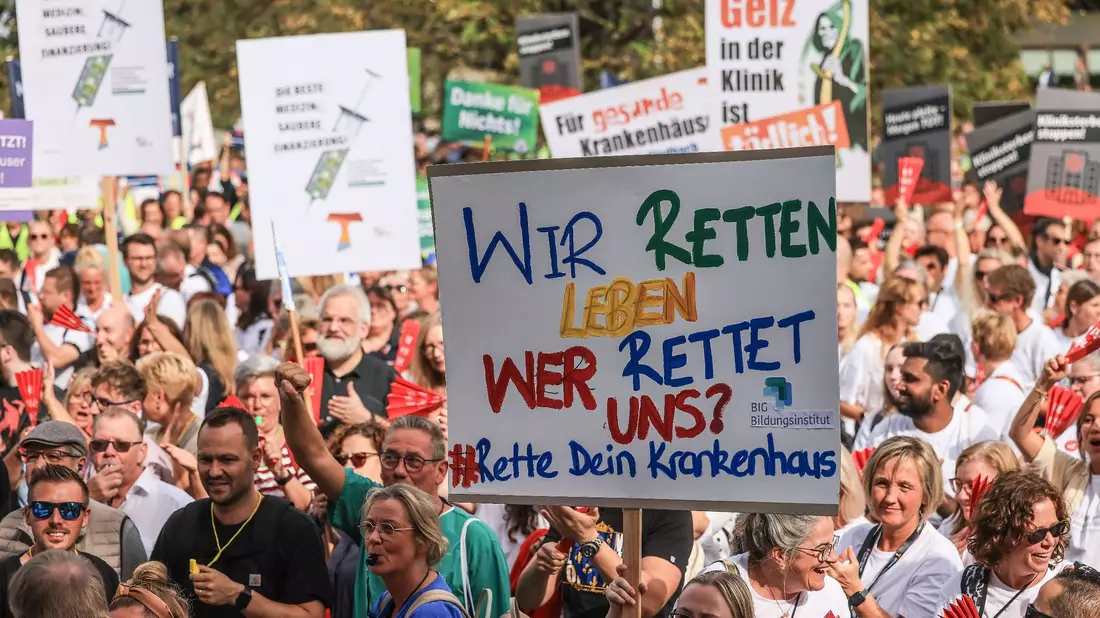 Mehrere tausend Beschäftigte nordrhein-westfälischer Krankenhäuser fordern vor dem Landtag in Düsseldorf mehr Geld von der Bundesregierung für die Kliniken. - Bild: Oliver Berg/dpa