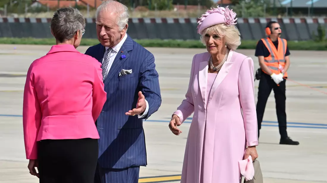 Der britische König Charles III. und Königin Camilla werden von der französischen Premierministerin Elisabeth Borne (l) auf dem Flughafen Orly südlich von Paris empfangen. - Bild: Miguel Medina/POOL AFP/AP/dpa