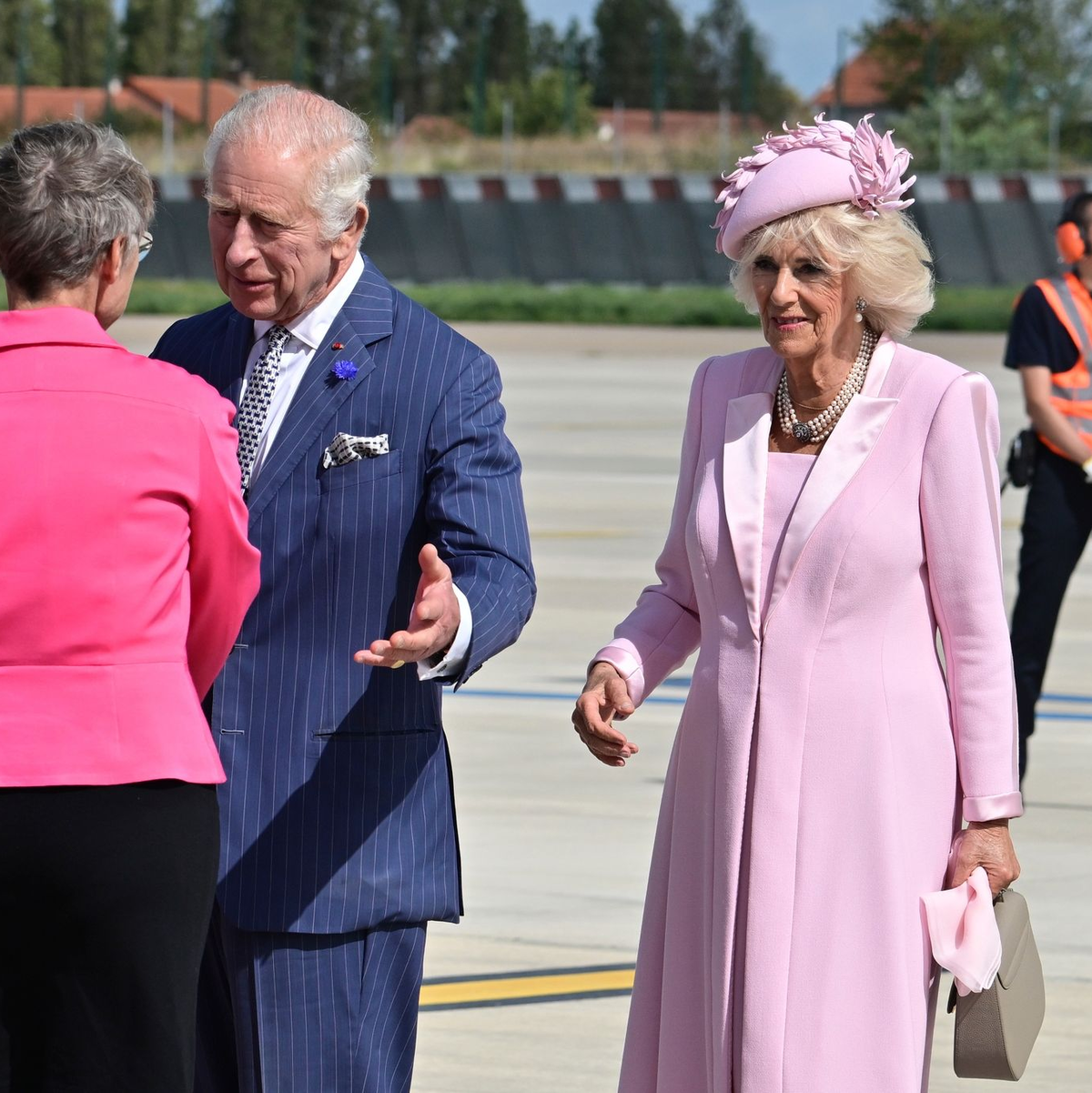 Der britische König Charles III. und Königin Camilla werden von der französischen Premierministerin Elisabeth Borne (l) auf dem Flughafen Orly südlich von Paris empfangen. - Foto: Miguel Medina/POOL AFP/AP/dpa