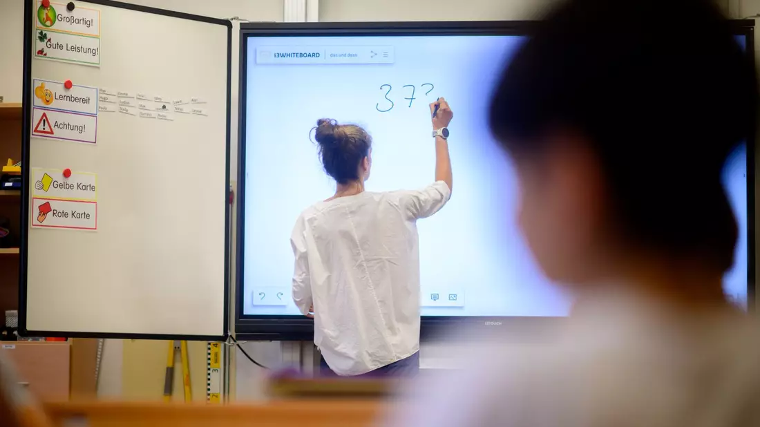 In der aktuellen Ausgabe des Deutschen Schulbarometers beklagen die Lehrkräfte nach wie vor die hohe Arbeitsbelastung. - Bild: Julian Stratenschulte/dpa