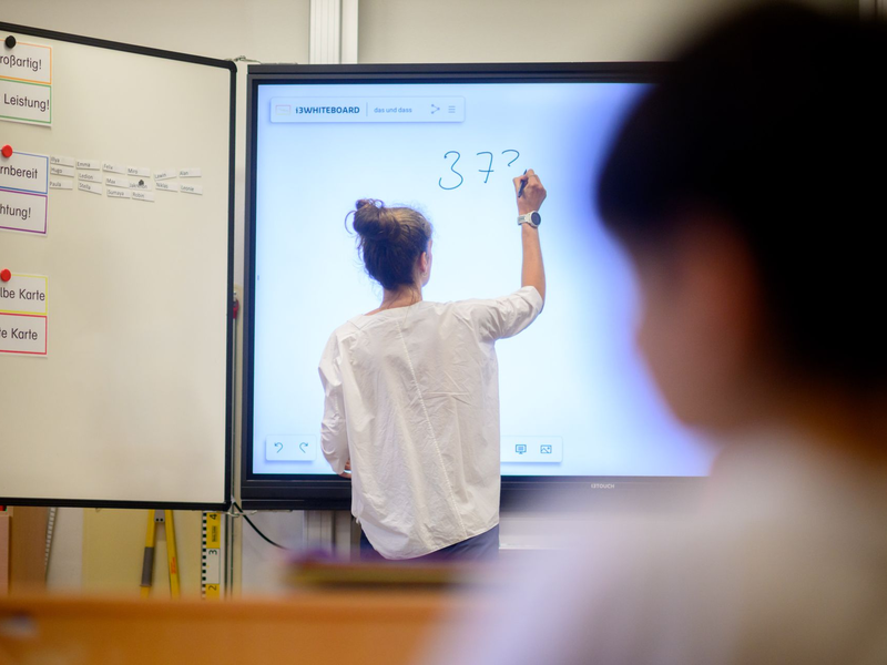 In der aktuellen Ausgabe des Deutschen Schulbarometers beklagen die Lehrkräfte nach wie vor die hohe Arbeitsbelastung. - Foto: Julian Stratenschulte/dpa