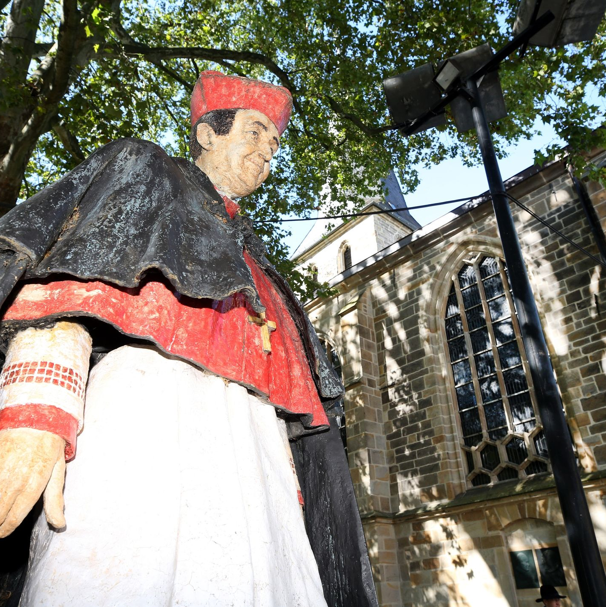 Das Hengsbach-Denkmal vor dem Essener Dom. - Foto: Roland Weihrauch/dpa