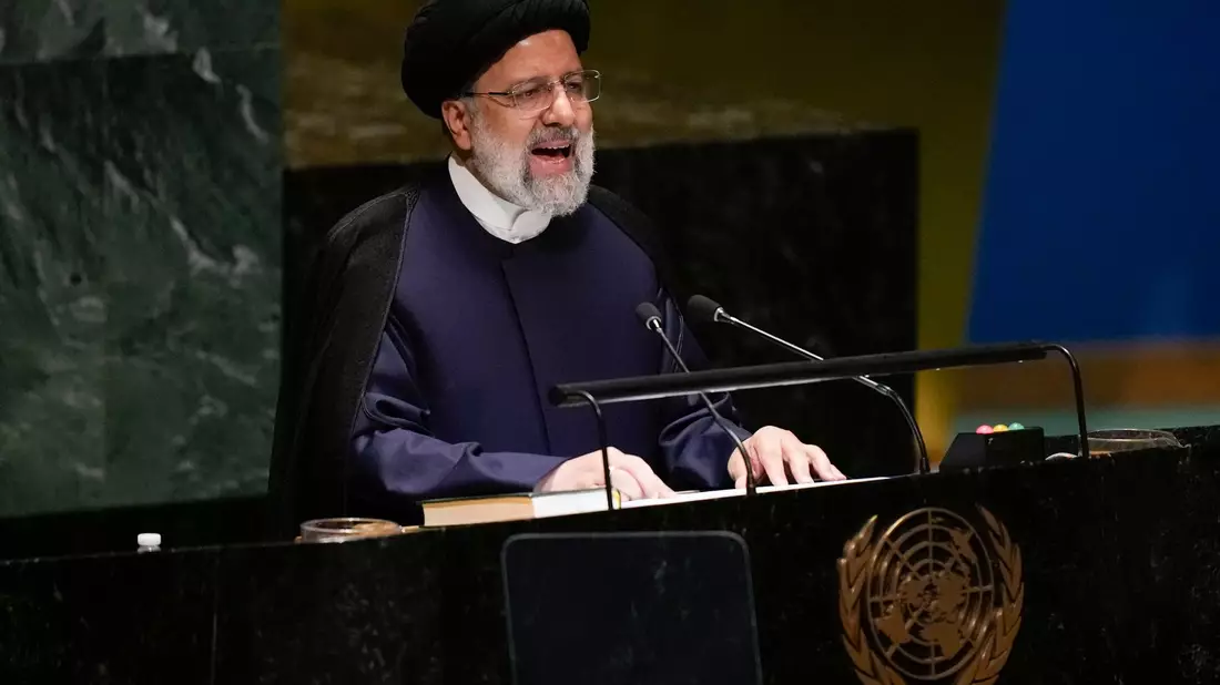 Irans Präsident Ebrahim Raisi spricht bei der 78. Sitzung der Generalversammlung der Vereinten Nationen im UN-Hauptquartier. - Bild: Seth Wenig/AP