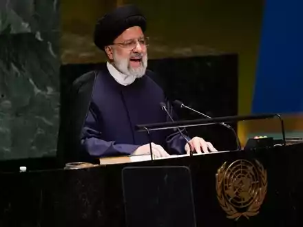 Irans Präsident Ebrahim Raisi spricht bei der 78. Sitzung der Generalversammlung der Vereinten Nationen im UN-Hauptquartier. - Foto: Seth Wenig/AP