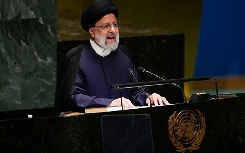 Irans Präsident Ebrahim Raisi spricht bei der 78. Sitzung der Generalversammlung der Vereinten Nationen im UN-Hauptquartier. - Foto: Seth Wenig/AP